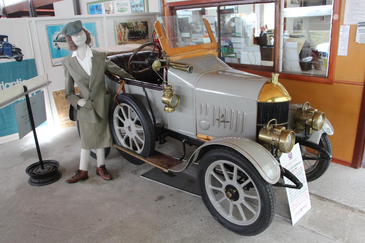 Ensimmäinen Morris-malli oli vuosina 1913–19 tehty Oxford. Se sai liikanimen Bullnose (sonninturpa), joka oli lyhennelmä sanoista bullet nose (luotinokka). 2-paikkaisen perusmallin lisäksi saatavilla oli avolavaversio, mutta kuljetustila oli aika lyhyt, eikä 16 hv:n 1 000-kuutioinen White &amp; Poppe -moottori sietänyt kovin raskasta kuormaa. Perusmalli liikkui tasaisella maalla lähes 80 km/h. (Geraldine)