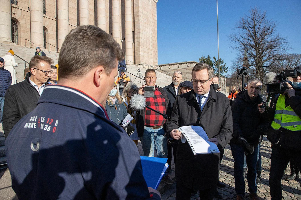 Turveyrittäjä Antti Alakotila luovutti vetoomuksen elinkeinoministeri Mika Lintilälle (kesk.) eduskuntatalon edessä.