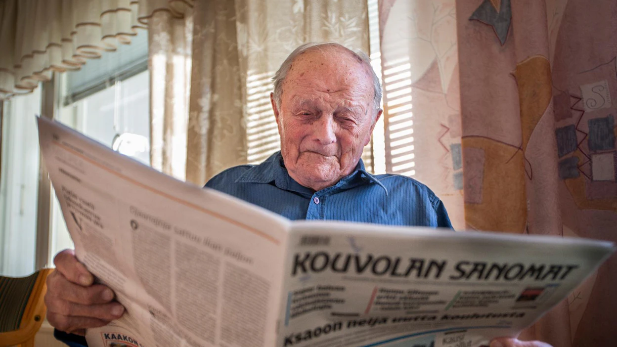 104-vuotiaan Martti Mikkosen ensimmäinen aamurutiini on Kouvolan Sanomien lukeminen. Lehti on kolahtanut miehelle postilaatikosta vuodesta 1945 lähtien.
