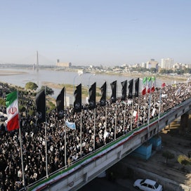 Iranissa Ahvazin kaupungissa marssittiin iskussa kuolleen Qassem Suleimanin muistoksi. LEHTIKUVA/AFP