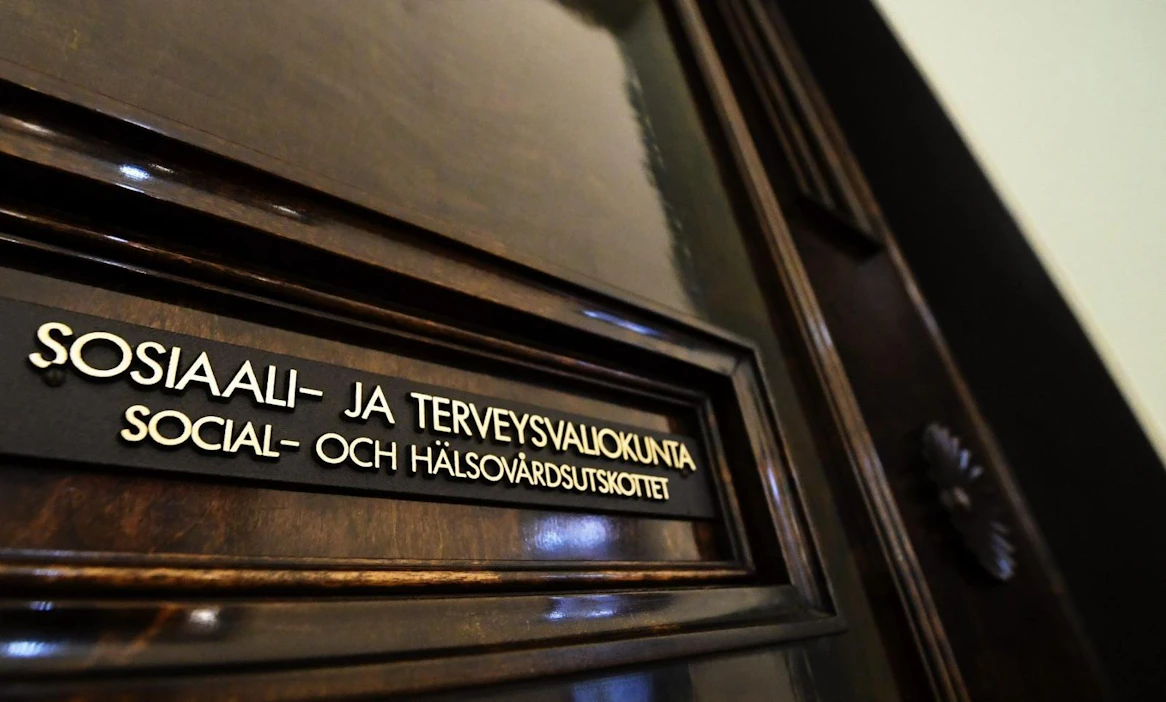 Perustuslakivaliokunta löi perjantaina pöytään jälleen tukun korjattavaa sosiaali- ja terveysvaliokunnalle. Suuri kysymys on, ehtiikö sote-valiokunta pika-aikataululla ratkaista joukon kiperiä kysymyksiä. LEHTIKUVA / VESA MOILANEN