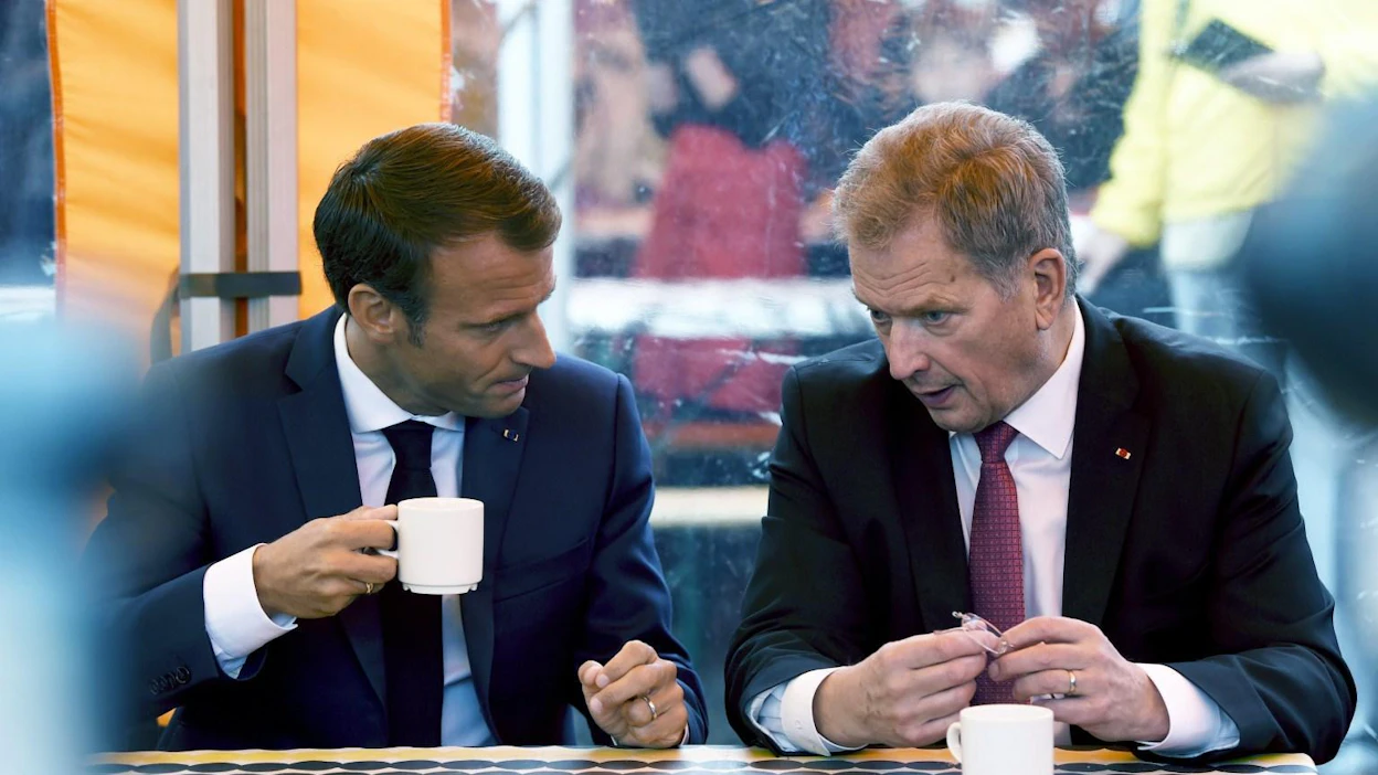 Presidentti Emmanuel Macron ja presidentti Sauli Niinistö nauttivat torikahvit Presidentinlinnan lehdistötilaisuuden jälkeen. LEHTIKUVA / ANTTI AIMO-KOIVISTO