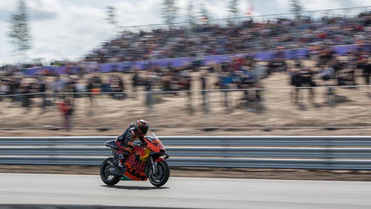 Kuva Kymiringin Moto GP -testiajoista vuoden 2019 elokuulta. Numerolla 66 ajaa KTM:n testi- kuljettaja Mika Kallio.