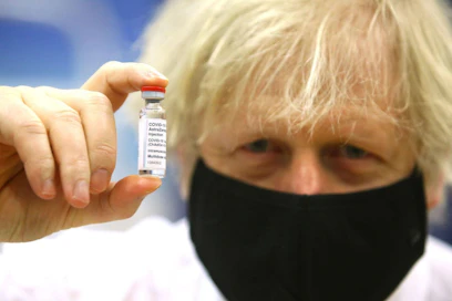 Pääministeri Boris Johnsonin odotetaan kertovan muun muassa siitä, kuinka rokotukset ovat vähentäneet taudin leviämistä. LEHTIKUVA / AFP