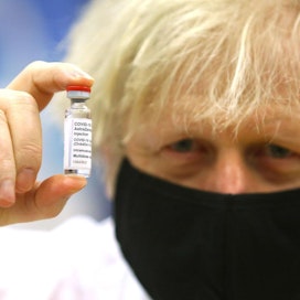 Pääministeri Boris Johnsonin odotetaan kertovan muun muassa siitä, kuinka rokotukset ovat vähentäneet taudin leviämistä. LEHTIKUVA / AFP