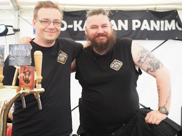 Pasi Pelkonen (vas.) Iso-Kallan Panimosta tekee oluita Savossa sukumaatilalle perustetussa panimossa.