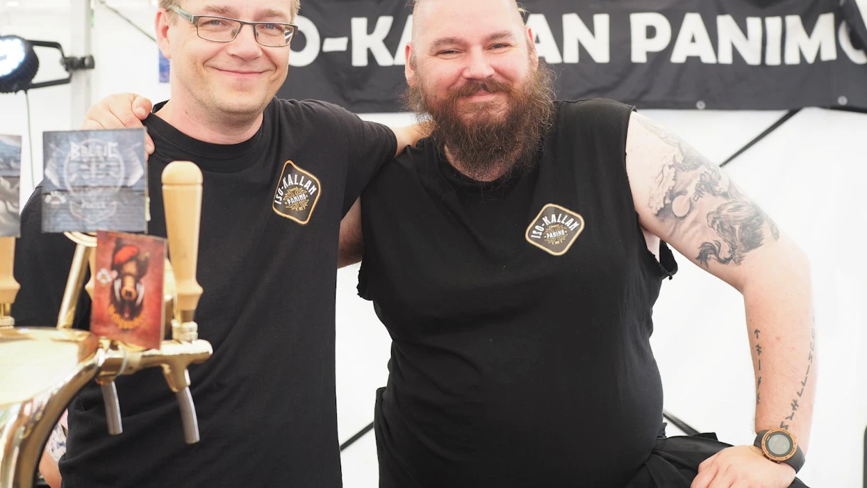 Pasi Pelkonen (vas.) Iso-Kallan Panimosta tekee oluita Savossa sukumaatilalle perustetussa panimossa.