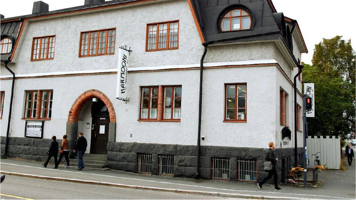 Junalla Jyväskylään saapuvia odottavat kauniit vanhat rakennukset, kuten tämä, jossa toimii nykyään ravintola. Harmooni- ravintola on perustettu vanhaan harmoonitehtaaseen. Tuottajien ja kuluttajien yhteinen osuuskunta Mukulaari toimittaa ravintolaan raaka-aineita. Arkistokuva.
