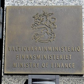 Valtiovarainministeriö on aiemmin arvioinut, että Suomen talous pienenee tänä vuonna 5,5 prosenttia, kun sekä vienti että kotimainen kysyntä supistuvat. LEHTIKUVA / Jarmo Stenmark