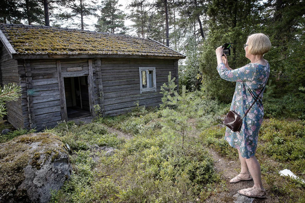 Solita Hyvärinen tutustui heinäkuun lopulla Yläneen kotiseutumuseon pihaan siirrettyyn mäkitupaan, jossa hänen vastikään löytyneen isoisänsä sisko oli asunut perheineen.