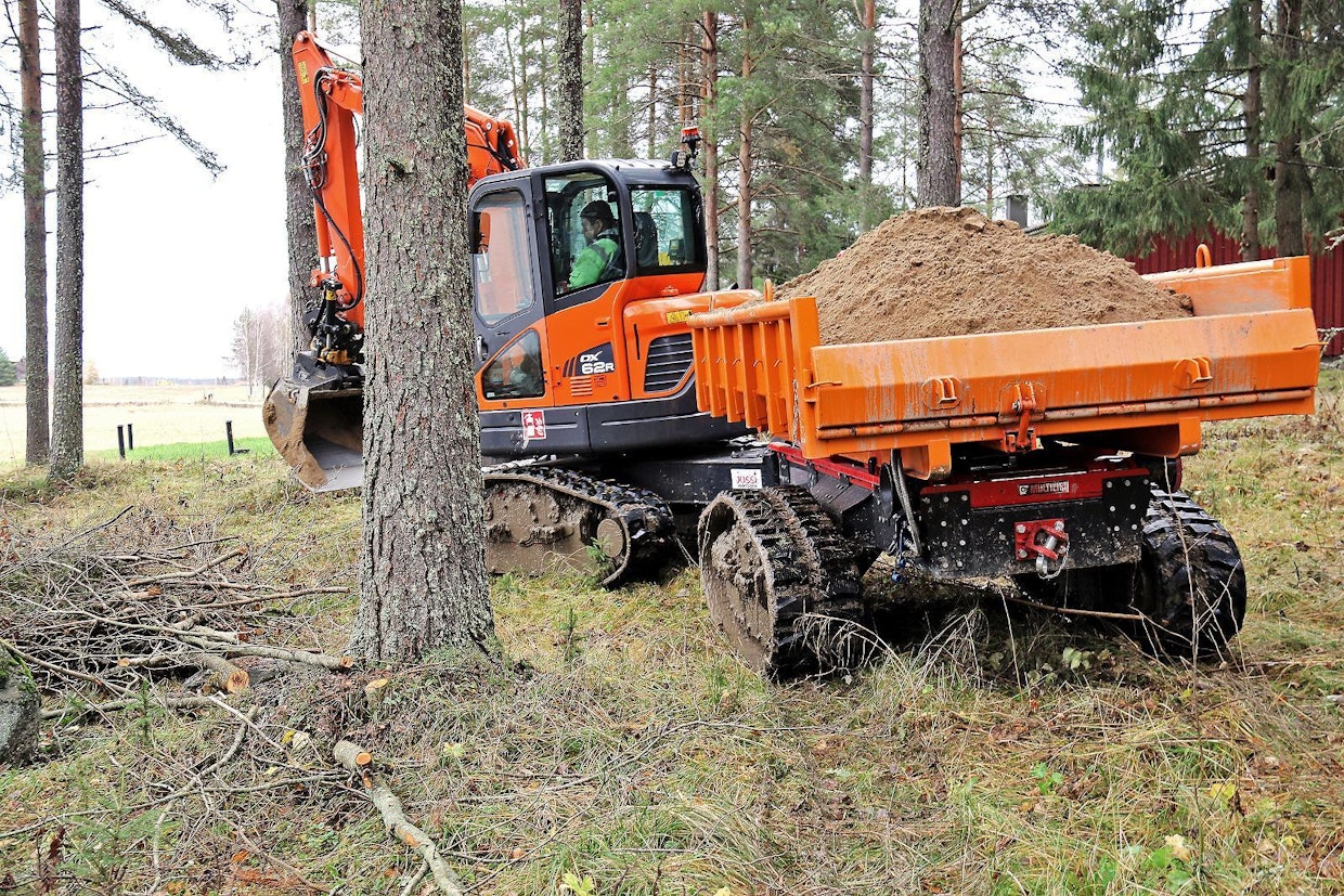 Tela-alustaiseen kiinteästi liitetty kuormatila mahdollistaa esimerkiksi rakennushiekkojen kuljettamisen kohteeseen ilman ulkopuolista konetta.