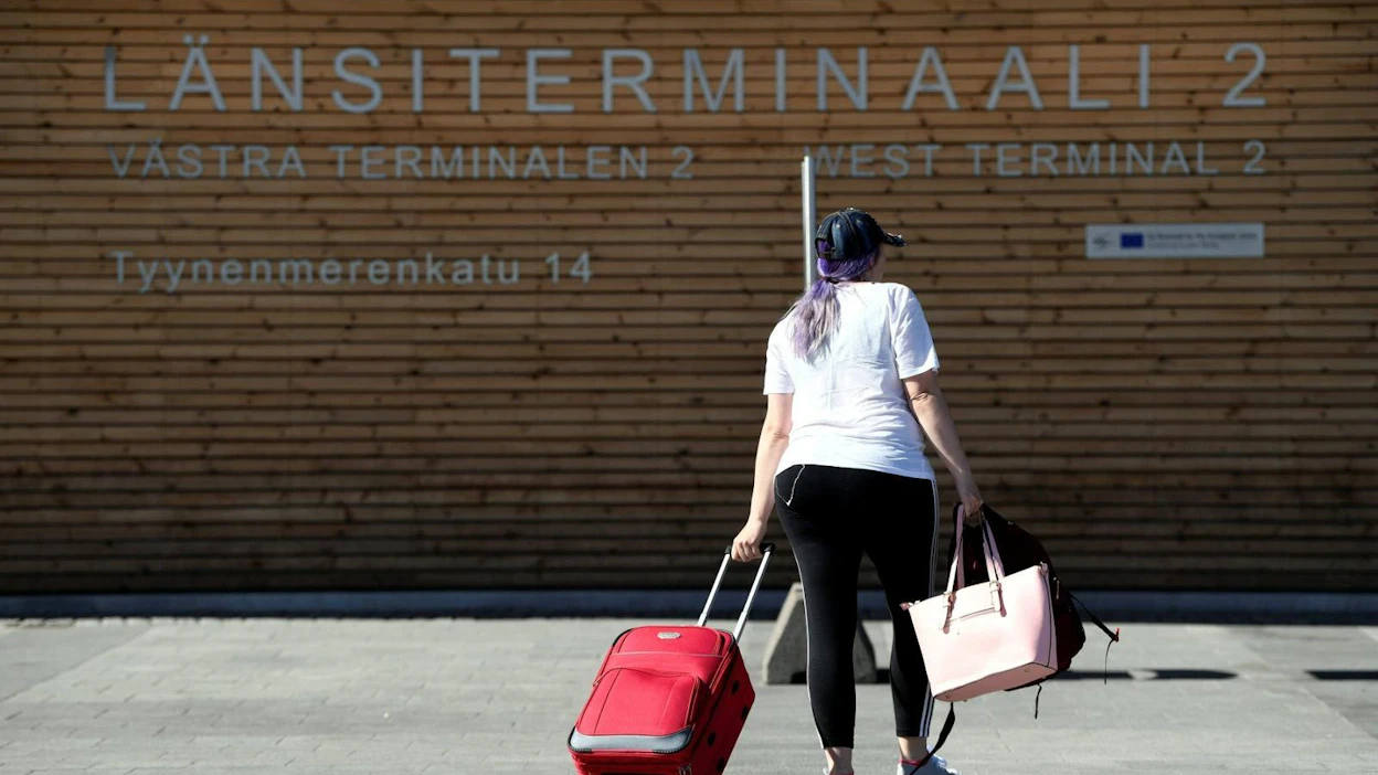 Hallitus ja ulkoministeriö suosittelevat edelleen välttämään tarpeetonta matkustamista ulkomaille, Baltian maita, Norjaa, Tanskaa ja Islantia lukuun ottamatta.