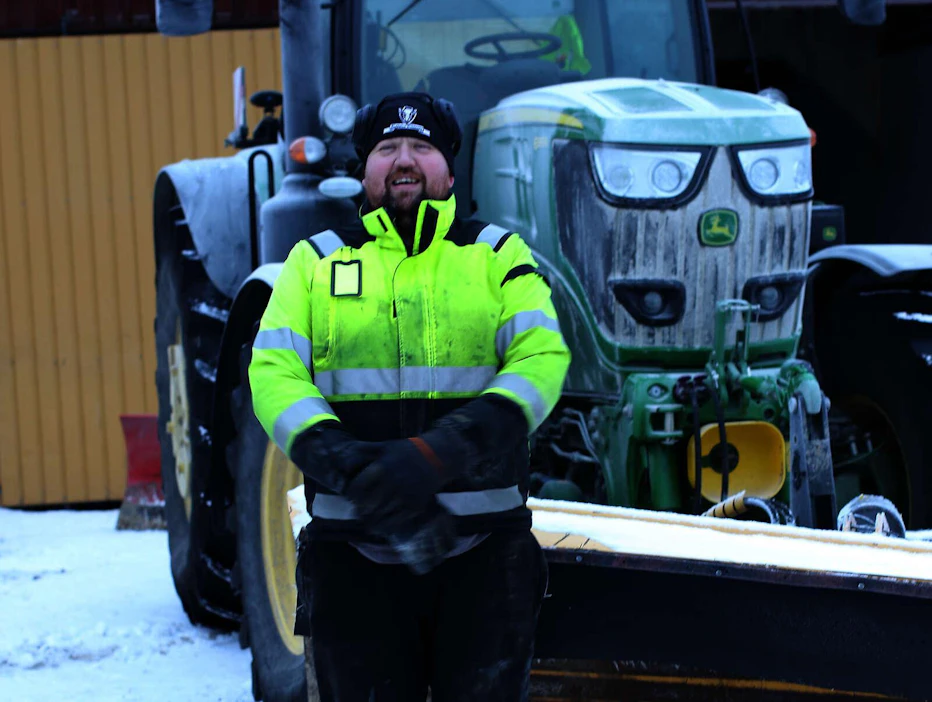 Äänekoskelainen Ismo Hintikka uskoo karjankasvatuksen ja urakoinnin tukevan toisiaan.
