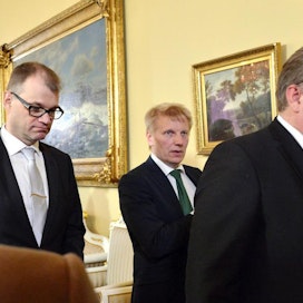 Pääministeri Juha Sipilän hallituksen sidonnaisuudet julkistettiin torstaina. Kimmo Tiilikainen omistaa muun muassa muutaman palstan metsää, ja Timo Soini omistaa eri yhtiöiden osakkeita.