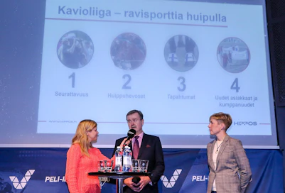 Vesa Mäkinen ja Suvi Louhelainen Hippoksesta esittelivät maanantaina Helsingin Casinolla järjestetyssä tiedotustilaisuudessa Kavioliiga-suunnitelmia.