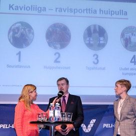 Vesa Mäkinen ja Suvi Louhelainen Hippoksesta esittelivät maanantaina Helsingin Casinolla järjestetyssä tiedotustilaisuudessa Kavioliiga-suunnitelmia.