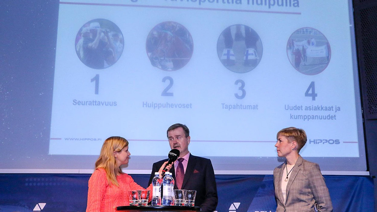 Vesa Mäkinen ja Suvi Louhelainen Hippoksesta esittelivät maanantaina Helsingin Casinolla järjestetyssä tiedotustilaisuudessa Kavioliiga-suunnitelmia.