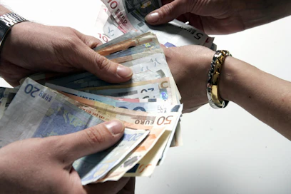Eniten ansaitsivat nelikymppiset miehet, keskimäärin 4 000 euroa kuukaudessa.