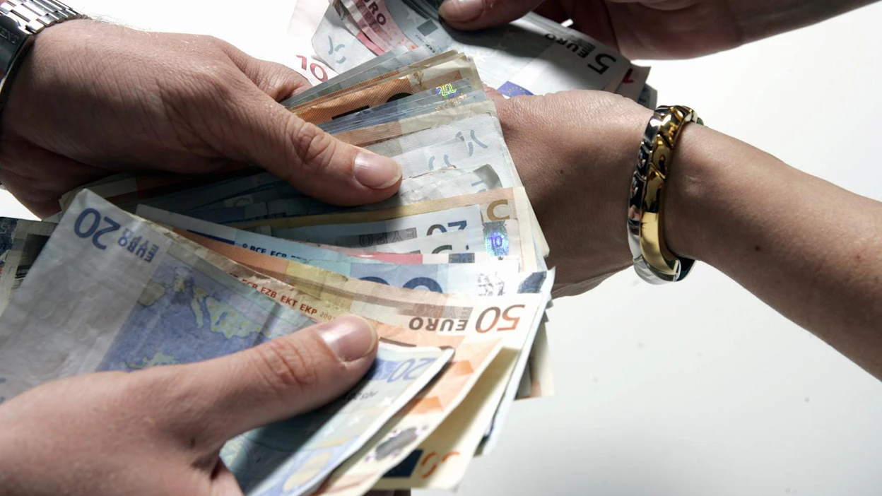 Eniten ansaitsivat nelikymppiset miehet, keskimäärin 4 000 euroa kuukaudessa.