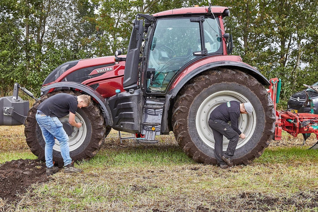 Rengaspaineiden laskeminen 1,2 bariin takana ja 1,0 bariin edessä 1,0 ja 1,6 barin tieajopaineista vaikuttaa kyntämiseen huomattavasti. Luisto väheni välittömästi 13,4 prosentista 9 prosenttiin ja polttoaineen kulutus laski 36,2 litrasta tunnista lukemaan 32 l/h, työsaavutuksen samanaikaisesti kasvaessa.