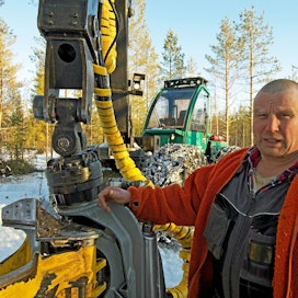 Simolainen Antti Jäärni hankki 14 000 tuntia ajetun Pro Silvan tilansa hakkuutarpeisiin. Erityisesti koneessa miellyttää suuri kotimaisuusaste ja hydrostaattinen vetolaitteisto.