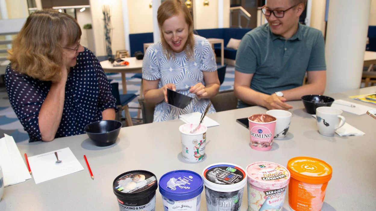 Maaseudun Tulevaisuuden toimittajat Satu Lehtonen (vas.), Paula Liesmäki ja Hermanni Härkönen arvioivat premium-jäätelöiden maun. Testin voittajaksi selviytyi Valion salmiakki-chili-jäätelö.