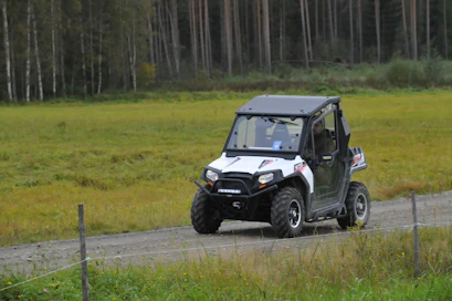 Tiellä liikkuminen on laillista ja kuljettaja tarvitsee minimissään vain T-kortin.