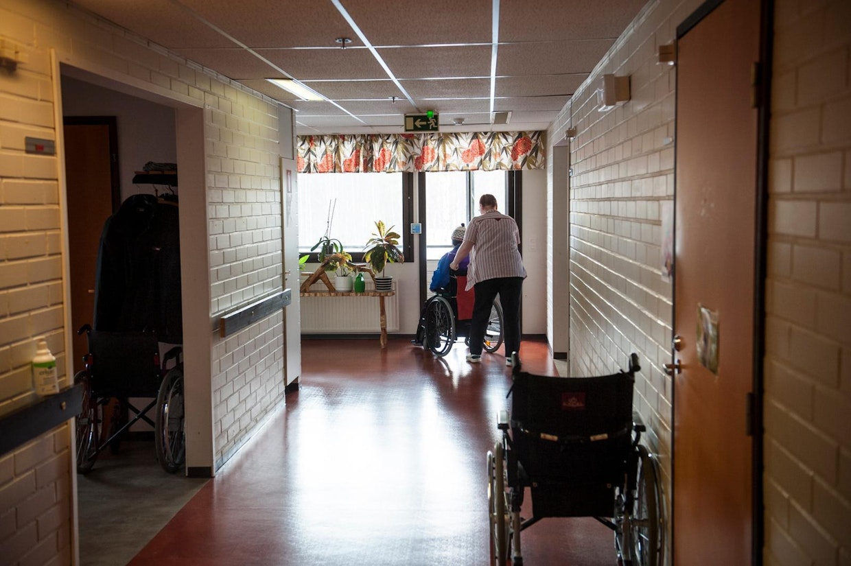 Käytännössä kaikissa EU-maissa yksi julkisen talouden suurimmista haasteista on se, miten vanhustenhuollon kasvavista kustannuksista selvitään, kun maksajia on yhä vähemmän.