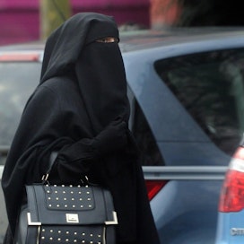 Laki estää joidenkin musliminaisten käyttämien niqabien ja burkien käytön. Kuvassa niqabia käyttävä nainen Ranskan Roubaix&apos;ssa.