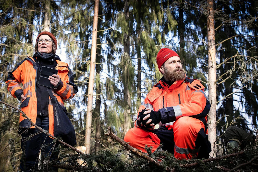 Metsäkeskuksen neuvoja Riikka Otsamo ja metsänomistaja Mika Hämäläinen seurasivat liito-orava -kohteen hakkuita keskiviikkona Hämeenkoskella.