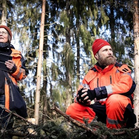 Metsäkeskuksen neuvoja Riikka Otsamo ja metsänomistaja Mika Hämäläinen seurasivat liito-orava -kohteen hakkuita keskiviikkona Hämeenkoskella.