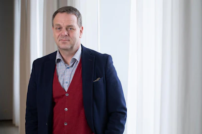 Jan Vapaavuoren urheilusta korona on vienyt osan pois. "Futista pelasin eniten junnuna. Melkein kymmentä lajia olen harrastanut seuratasolla. Tällä hetkellä tennis on ykköslaji, mutta käyn myös lenkillä, hiihtämässä, pyöräilemässä, melomassa, kuntosalilla ja golfaamassa."
