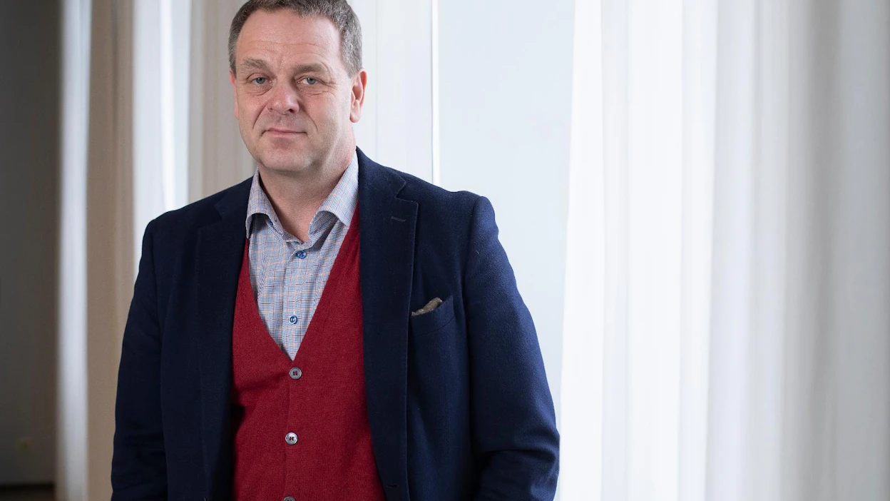 Jan Vapaavuoren urheilusta korona on vienyt osan pois. "Futista pelasin eniten junnuna. Melkein kymmentä lajia olen harrastanut seuratasolla. Tällä hetkellä tennis on ykköslaji, mutta käyn myös lenkillä, hiihtämässä, pyöräilemässä, melomassa, kuntosalilla ja golfaamassa."