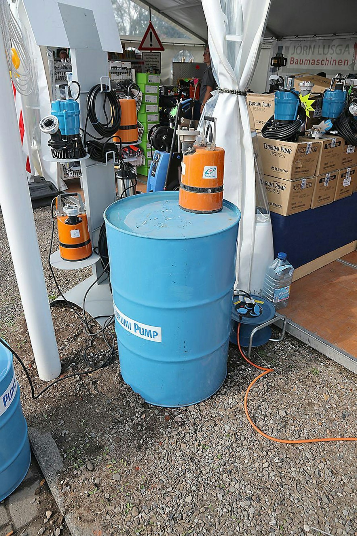 Japanilaisen Tsurumin tarjonnasta löytyy työmaapumppu joka tarpeeseen. Moottorikoot ovat 0,48–110 kilowattia. Pienempien pumppujen rungot ovat muovia, mutta suuremmissa käytössä valurauta. Osa pumpuista on varustettu agitattorilla, joka sekoittaa nesteen ja kiintoaineen, mikä helpottaa pumppausta.