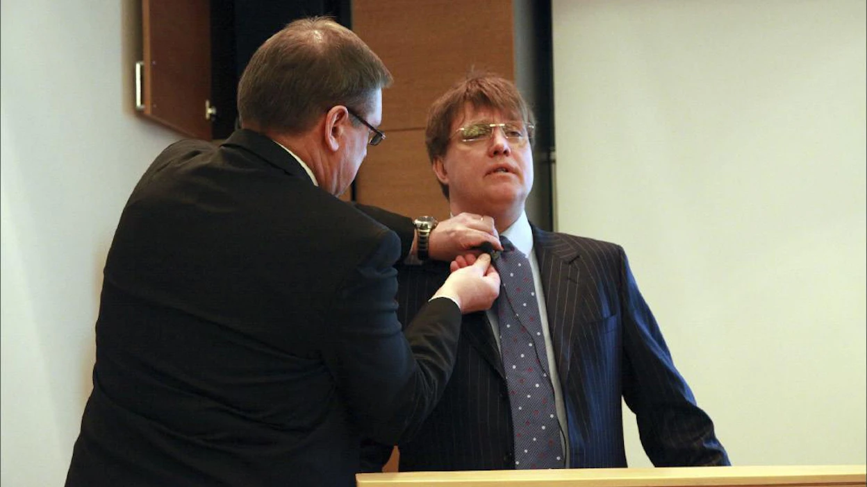 HK Scanin toimitus-johtaja Hannu Kottonen auttoi Baltian maajohtaja Teet Soormia mikrofonin kiinnittämisessä konsernin tiedotustilaisuudessa perjantaina Helsingissä. Baltiassa firma tekitasaista tulosta. Mikko Mela