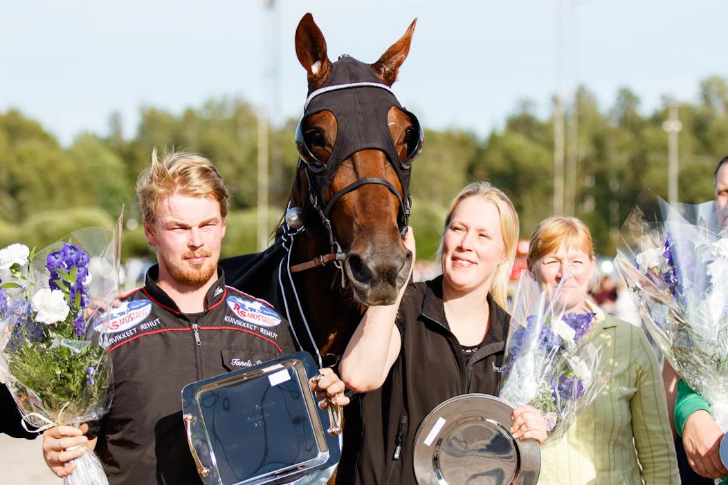 Menestystiimi Taneli Säde, Majestic Man ja Jonna Irri. Irri ja Säde ovat myös kasvattaneet menestyshevosensa, joka jäi orvoksi syntyessään mutta on noussut huipulle asti surullisesta alusta huolimatta.