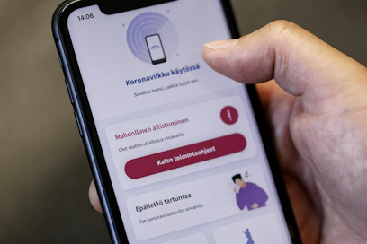 Koronavilkku tunnistaa toistensa läheisyydessä olleet puhelinlaitteet ja ilmoittaa altistuneille, jos jollain käyttäjistä todetaan koronavirustartunta.