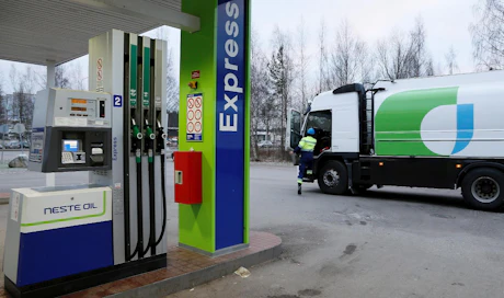 Polttoaineet halventuivat helmikuussa, mikä painoi inflaatiota alaspäin.