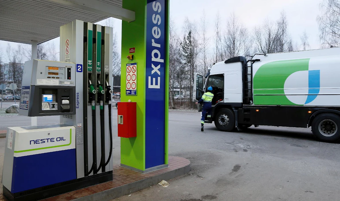 Polttoaineet halventuivat helmikuussa, mikä painoi inflaatiota alaspäin.