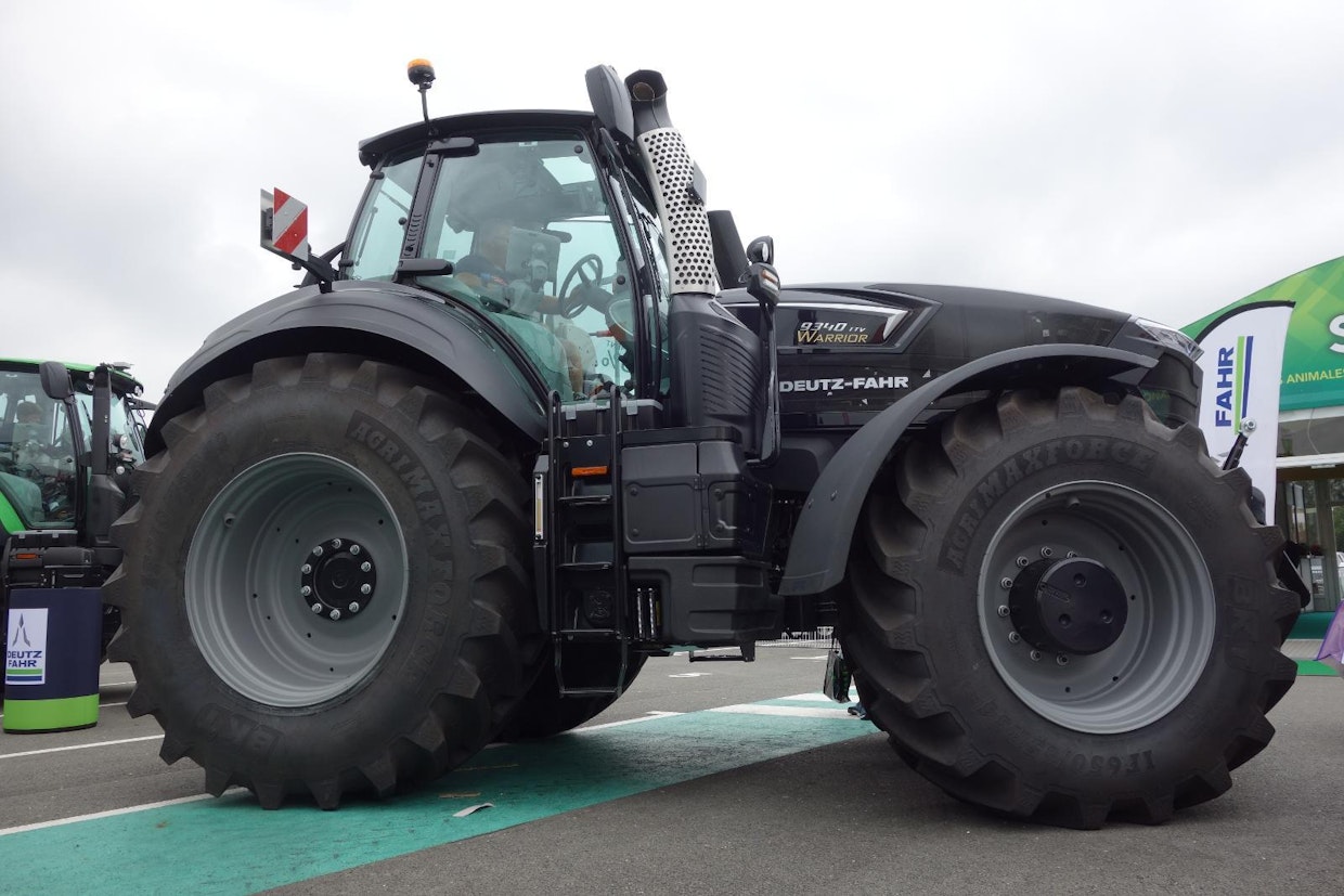 Deutz Fahrin Warrior-sarjan 934 TTV oli messujen katseenvangitsija. Moottorin kerrottiin olevan täynnä viimeisintä teknologiaa. Tehoa on 247 kW ja suurin vääntömomentti 1 372 Nm. Uutta ovat mm. ohjaamo, 47 000 lumenin työvalot ja näyttöpaneeli iMonitor 3.0. Musta väri on lisävaruste.