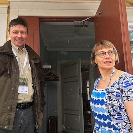 Ari ja Katriina Hyvölä ovat pitäneet suku­tilansa ovia auki matkailijoille  jo 27 vuotta.  ”Aina on yhtä kiva ottaa  uusia vieraita  vastaan!”