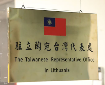 Taiwanin uuden edustuston kilpi Liettuan pääkaupungissa Vilnassa. LEHTIKUVA / AFP