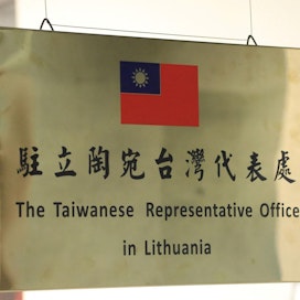 Taiwanin uuden edustuston kilpi Liettuan pääkaupungissa Vilnassa. LEHTIKUVA / AFP