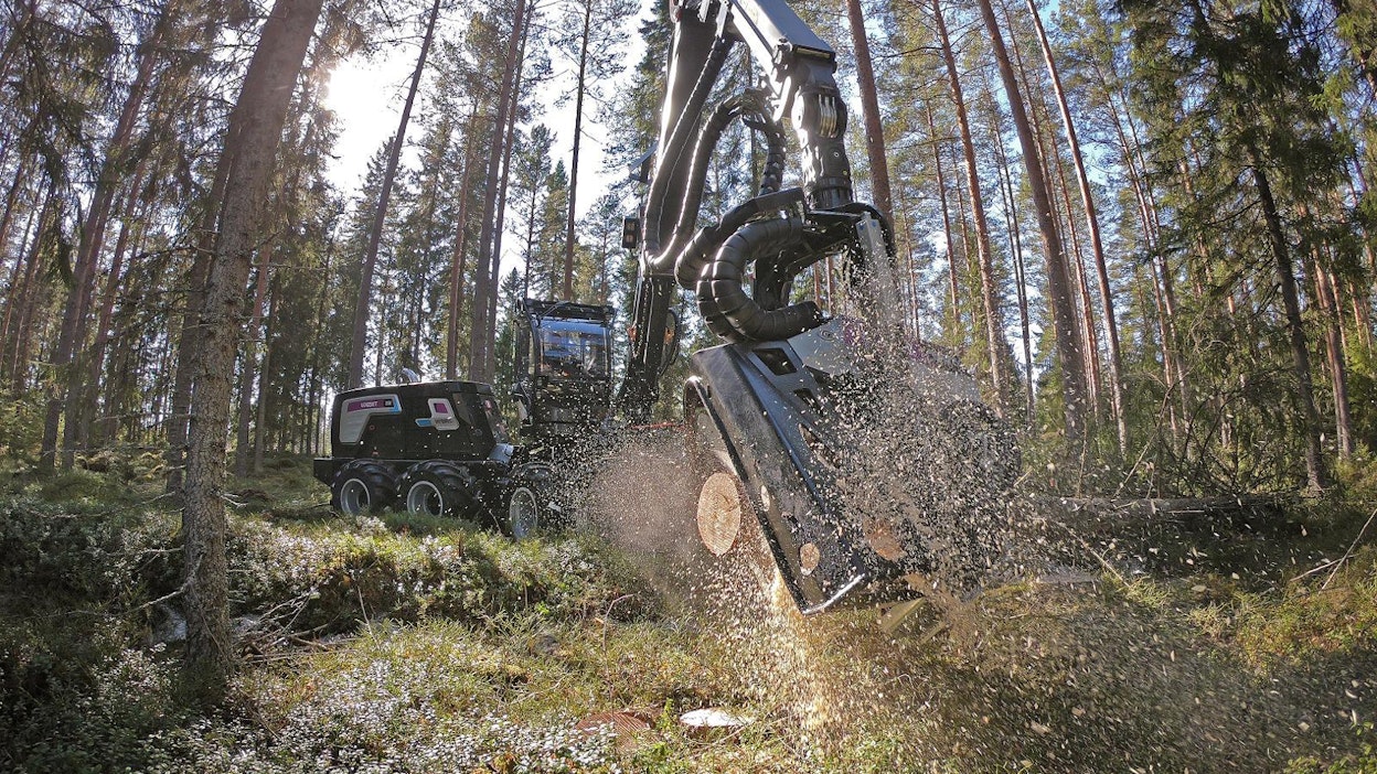 Logset panostaa harvesterimalleissaan entistä enemmän hybriditekniikkaan ja esitteli 23.5.2019 pienemmän mallin, jossa dieselmoottorin apuna on sähköinen lisätehojärjestelmä. Logsetin käyttämä hybridilaitteisto on sijoitettu dieselmoottorin ja hydraulipumppujen väliin. Generaattori/sähkömoottorin yläpuolella ovat virtaa tallentavat superkondensaattorit.