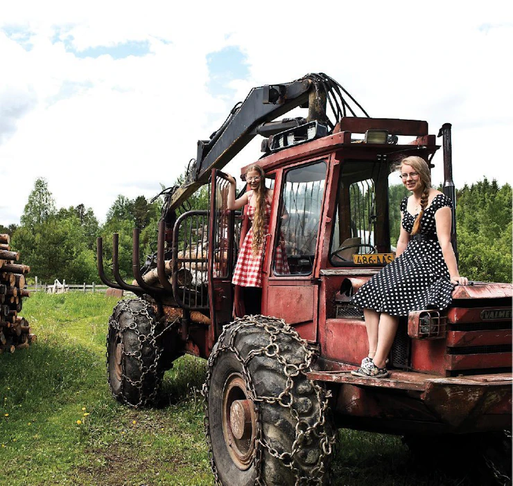 Valmet 872 -metsäkone on tuttu Jenna-Janikan ja Inka-Millan julkaisemista Youtube-videoista. Inka-Milla ajoi konetta jo 13-vuotiaana.