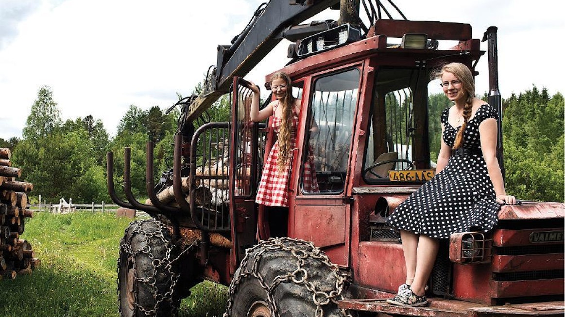 Valmet 872 -metsäkone on tuttu Jenna-Janikan ja Inka-Millan julkaisemista Youtube-videoista. Inka-Milla ajoi konetta jo 13-vuotiaana.