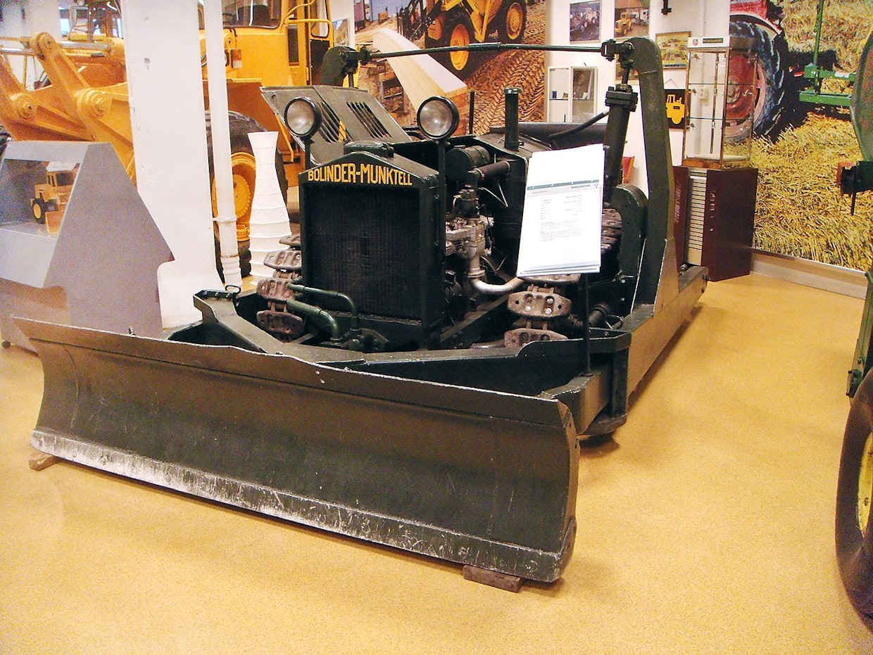 Bolinder-Munktell oli Pohjoismaiden olosuhteissa suuri konepaja, joka pystyi tuottamaan monenlaisia laitteita. Toisen maailmansodan alussa, vuonna 1940, Ruotsin Ilmailuhallitus tilasi AB Bolinder-Munktellilta telapuskukoneen. Niitä valmistettiin sodan aikana 90 kappaletta. Niitä tarvittiin lentokenttien rakentamiseen ja energiahuoltoon ja suoturpeen kuorintaan. Tekniikka perustui BM 2 -traktoriin, johon oli sovitettu voimalaitteeksi Volvon 6-sylinterinen bensakone.