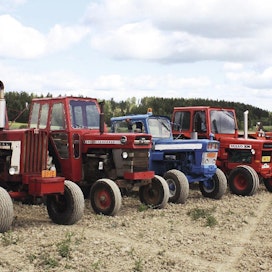 Kuusisylinteriset traktorit eivät ole olleet Mommilan kylillä mikään harvinainen näky viimeisen 50 vuoden aikana, mutta näin laajaa merkkivalikoimaa ei sielläkään ole aiemmin nähty.
