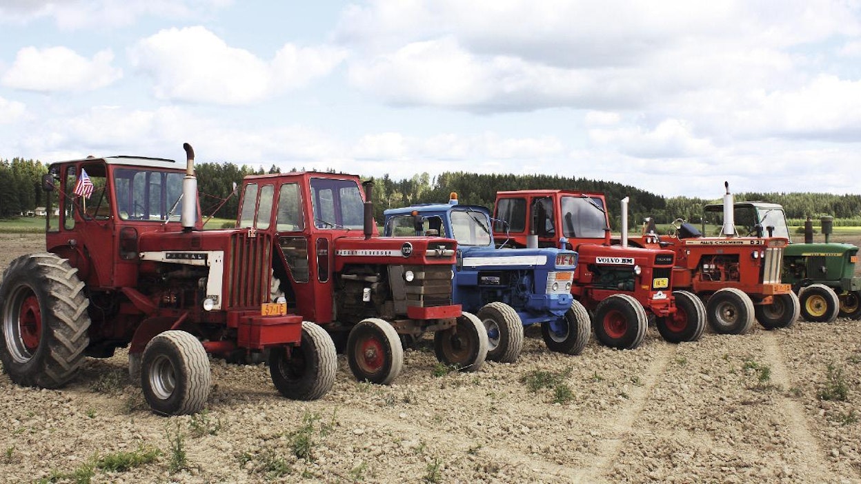 Kuusisylinteriset traktorit eivät ole olleet Mommilan kylillä mikään harvinainen näky viimeisen 50 vuoden aikana, mutta näin laajaa merkkivalikoimaa ei sielläkään ole aiemmin nähty.