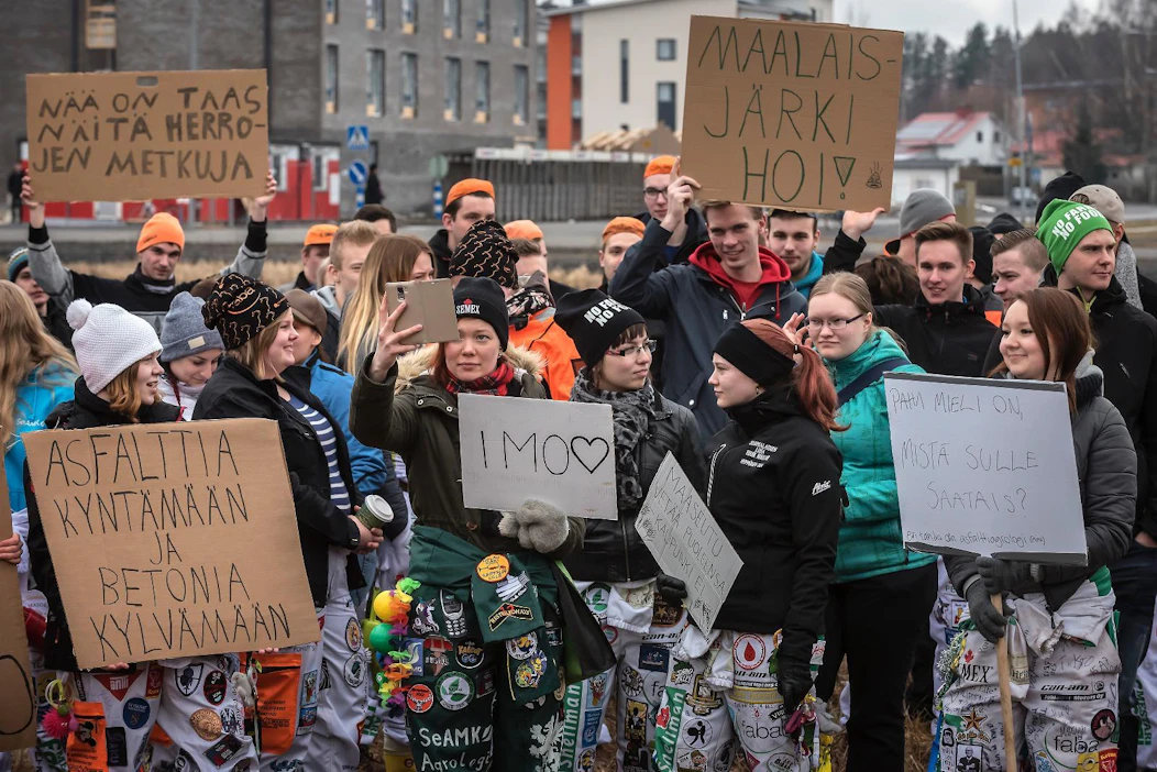 Ilmajoen agrologiopiskelijat järjestivät maanantaina mielenosoituksen Seinäjoella.
